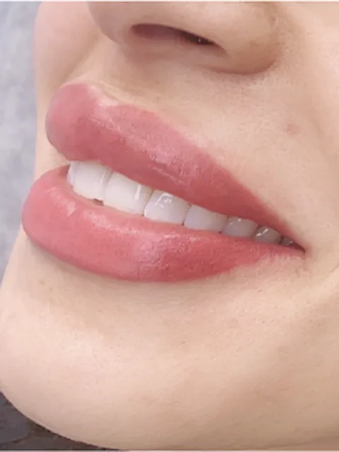 Lippen na de lipblush: natuurlijke kleur en een mooie contour