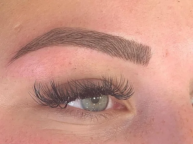 Wenkbrauw na permanente make-up: vol en mooi in vorm