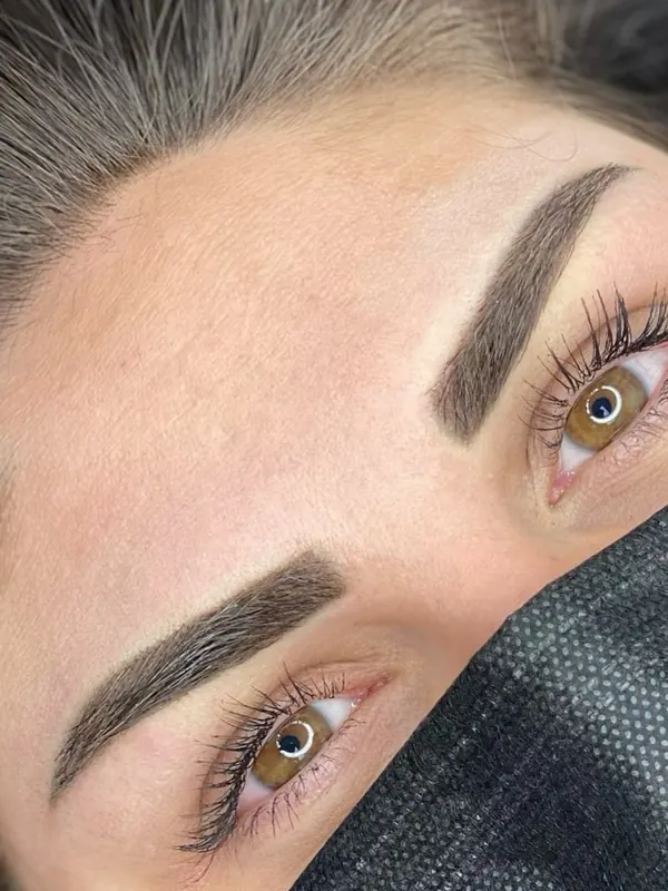 Resultaat van permanente wenkbrauwen bij Gold Beauty